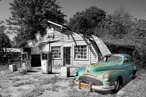 selectivo, fotocromía, vendimia, verde, coche, estacionado, junto a, blanco, de madera, casa, Chrysler, viejo contador de tiempo, auto, tráfico, repostar, gasolina, estaciones petrolíferas, históricamente, antigua gasolinera, salir, Estados Unidos, America, transcurrido, Norteamérica, transporte, abandonado, dañado, anticuado, nadie, árbol, al aire libre, día, modo de transporte, Vehículo de motor, estructura construida, arquitectura, planta, vehículo terrestre, exterior del edificio, estilo retro, antiguo, naturaleza, auto antiguo, edificio, garaje, 5K, CC0, dominio público, libre de derechos