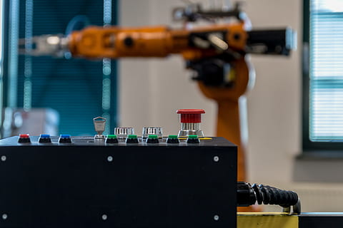 photo avec objectif à décalage variable, noir, Panneau de contrôle, robot, bras, La technologie, bras de robot, robotique, Kawasaki, science, Orange, technologie, électronique, automatique, automatisation, à l'intérieur, industrie, fermer, personne, machinerie, la musique, équipement, bouteille, affaires, contrôle, équipement de fabrication, se concentrer sur le premier plan, mise au point sélective, Nourriture et boisson, culture artistique et divertissement, studio d'enregistrement, bouton, Industrie électronique, équipement audio, 2K, CC0, domaine public, libre de droits