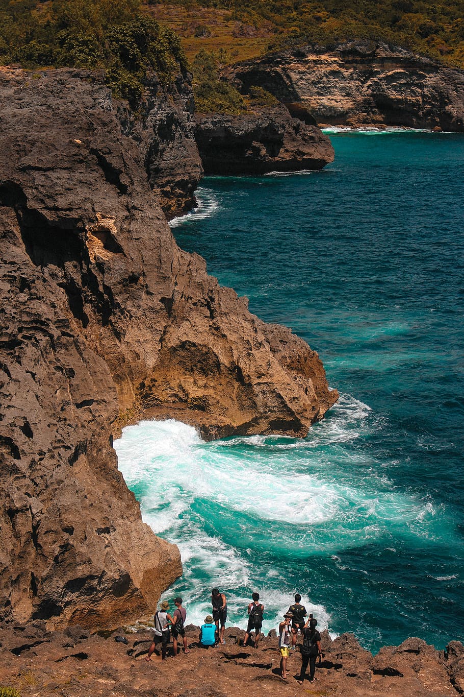 perdut, nusa penida, gent, penya-segat de muntanya, cos, aigua, oceà, penya-segat, onada, estavellar-se, mar, rock, rock - object, terra, sòlid, formació de roca, grup de persones, platja, persones reals, bellesa a la natura, activitat d'oci, naturalesa, dia, escenics - natura, estils de vida, vista d’angle alt, homes, a l'aire lliure, 5K