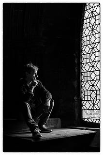 fotografía en escala de grises, hombre, sentado, escalera, ventana, luz de la ventana, ligero, masculino, persona, adulto, habitación, blanco, joven, interior, trabajo, gente, lugar, lugar de trabajo, humano, mirando, en blanco y negro, historia, Art º, ilustración, culturas, anticuado, una persona, longitud total, gente real, estilos de vida, niño, transferencia de impresión, infancia, ropa casual, actividad de ocio, arquitectura, vista frontal, día, adentro, filtro de postproducción automática, contemplación, inocencia, adolescente, 4K, CC0, dominio público, libre de derechos