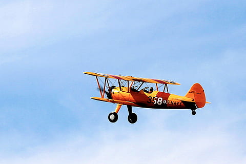 Orange, US Navy Doppeldecker, Flug, Doppeldecker, Flugzeug, Ebene, Oldtimer, Flugzeuge, Propeller, fliegen, Gelb, Luftfahrt, Pilot, Freizeitbeschäftigung, draußen, Tag, Blau, Natur, Menschen, Luftfahrzeug, Himmel, Transport, Transportmittel, fliegend, Flachwinkelansicht, in der Luft, keine Leute, Text, Bewegung, Reise, unterwegs, westliche Schrift, orange Farbe, 1080P, CC0, gemeinfrei, lizenzfrei