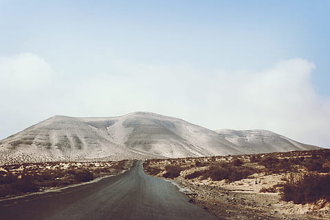 fotografia di paesaggio, strada, montagna, bianca, Marrone, terra, area 51, giorno, tempo, nube, montanaro, cespugli, natura, paesaggio, nessuno, Paesaggi, cielo, all'aperto, viaggio, deserto, nuvola - cielo, la strada davanti, scenics - natura, bellezza nella natura, ambiente, scena tranquilla, la tranquillità, scena non urbana, direzione, mezzi di trasporto, catena montuosa, clima, clima arido, 4K, CC0, dominio pubblico, privo di copyright