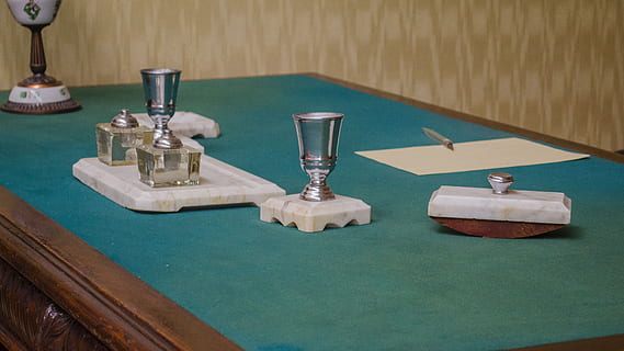tavolo, attributi, lettera, Accessori, albero, stoffa, inchiostro, blotter, Vintage ▾, in casa, assistenza sanitaria e medicina, nessuno, bagno, salute dentale, attrezzature domestiche, bottiglia, scelta, trofeo, stanza domestica, architettura, contenitore, posto a sedere, sedia, concorrenza, successo, sport, specchio, gruppo di oggetti, attrezzatura dentale, 4K, CC0, dominio pubblico, privo di copyright