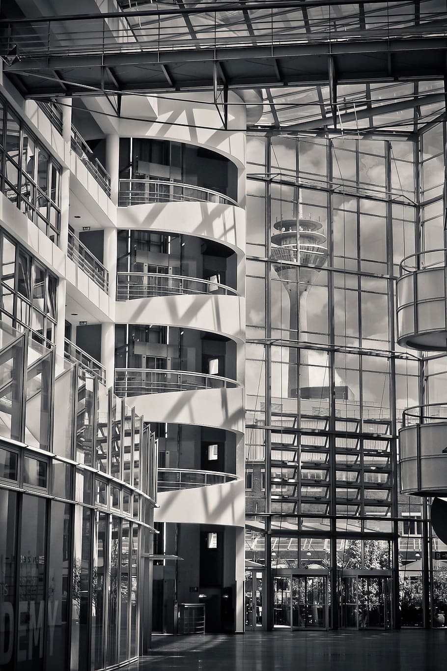 arquitectura, disseny d'interiors, endins, modern, edifici, gratacels, vidre, casa, resum, düsseldorf, finestra, edifici d'oficines, port de mitjans de comunicació, ciutat, urbà, arquitectura moderna, frontal de vidre, façana de vidre, lichtspiel, cel, blau, núvols, estructura, llocs d'interès, blavós, façana de la casa, interessant, centre de la ciutat, acer, edifici modern d’altura, edifici modern, finestra de vidre, alt, torre de televisió, torre de rin, referència, torre de ràdio, interior, espai, negre blanc, blanc i negre, sw, estructura construïda, exterior de l'edifici, dia, cap gent, vidre - material, a l'aire lliure, oficina, exterior d’edifici d’oficines, vista d’angle baix, reflexió, barri residencial, llum solar, indústria, patró, apartament, 4K