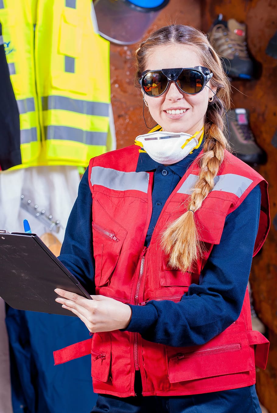 industriell, Sicherheit, logistisch, Arbeitskleidung, Betriebssicherheit, Schutzbrille, Weste, Arbeitnehmer, verpflichtend, stellt her, persönlicher Schutz, Supervisor, zellular, Frau, Gesicht, Bella, Handy, Mobiltelefon, Telefon, Handy, Mobiltelefon, Kommunikation, iphone, Modell-, Maske, Respirator, Sonnenbrille, Brille, Mode, eine Person, echte Menschen, Stehen, lächelnd, Kleidung, Taille hoch, Kamera betrachten, Glück, Porträt, Emotion, junger Erwachsener, Fokus auf den Vordergrund, Erwachsene, Tag, Frisur, 4K