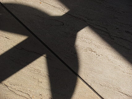 ombra, sgabello, terra, sedia, pavimento, posto a sedere, mobilia, luce del sole, concentrarsi sull'ombra, vista dall'alto, giorno, nessuno, natura, all'aperto, soleggiato, sentiero, pavimentazione, strutturato, modello, caratteristica della parete, lunga ombra - ombra, struttura costruita, architettura, pietra, città, pavimentazione in pietra, 2K