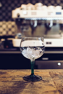 vide, verre, la glace, verre vide, boisson, mains, verre de vin, table, restaurant, verre à boire, de l'alcool, du vin, luxe, élégance, personne, à l'intérieur, dîner, à manger, verre - matériel, fête, Nourriture et boisson, se concentrer sur le premier plan, rafraîchissement, nature morte, transparent, bois - matériau, fermer, équipement ménager, fraîcheur, comptoir de bar, 5K, CC0, domaine public, libre de droits