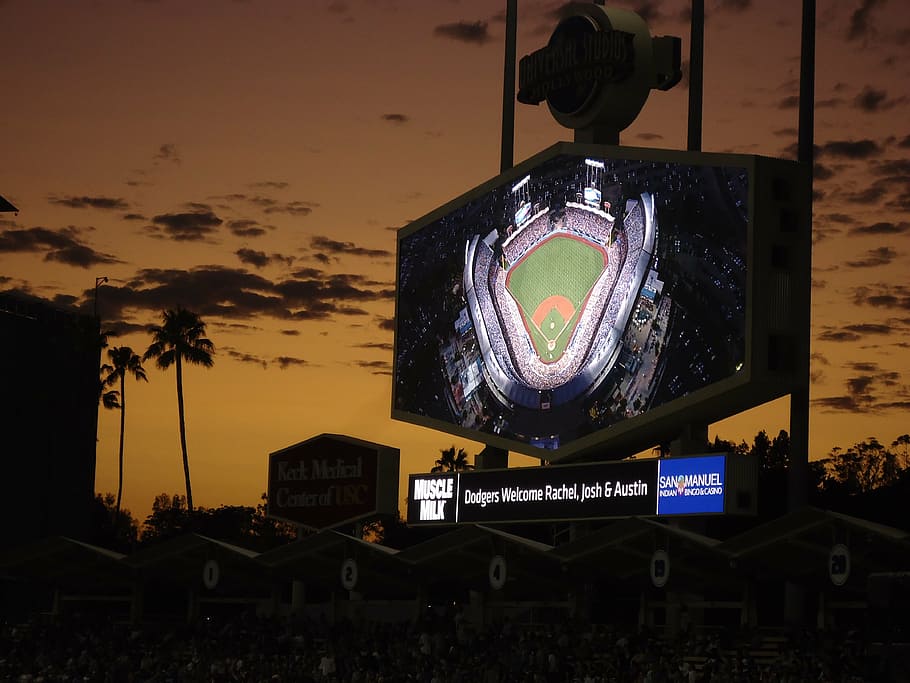 estadi de beisbol, dodgers, nit, beisbol, estadi, signe, pissarra, jumbotron, arquitectura, estructura construïda, exterior de l'edifici, cel, posta de sol, il·luminat, comunicació, naturalesa, text, edifici, cap gent, ciutat, a l'aire lliure, planta, tecnologia, cultura i entreteniment artístic, núvol - cel, arbre, informació, 4K