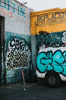 bianca, furgone, parcheggiata, calcestruzzo, parete, sostituzione, paraurti, parafango, cappe, graffiti, costruzione, miscela, tipografia, comunicazione, testo, struttura costruita, architettura, giorno, esterno dell'edificio, caratteristica della parete, cartello, sceneggiatura non occidentale, copione, sceneggiatura occidentale, città, nessuno, strada, arte e artigianato, creatività, arte di strada, all'aperto, mezzi di trasporto, disordinato, 5K, CC0, dominio pubblico, privo di copyright