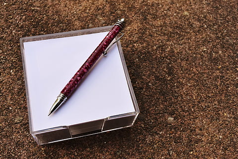 rosso, penna, carta, Stickies, promemoria, gli appunti, strumento di scrittura, Nota, bloc notes, vista dall'alto, nessuno, Marrone, matita, penna stilografica, forniture per ufficio, ufficio, giorno, copia spazio, ombra, natura, antico, all'aperto, legno - materiale, 5K, CC0, dominio pubblico, privo di copyright