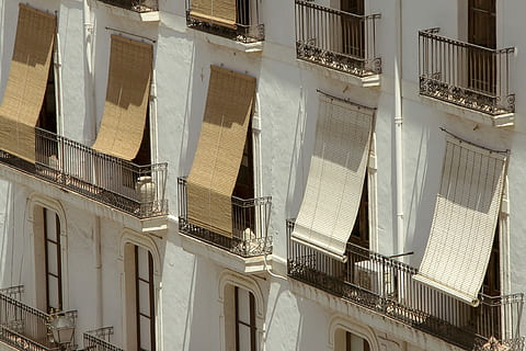 a închide, fotografie, jaluzele, alb, construirea unei fotografii, timpul zilei, balcon, clădire, model, arhitectură, fereastră, exterior, hotel, umbră, soare, cald, Italia, plajă, casă, vară, construită, exteriorul clădirii, zonă rezidențială, nici o persoana, balustradă, scară, trepte și scări, vedere unghiulară joasă, zi, oraș, în aer liber, ieșire folosită în caz de incendiu, apartament, lumina soarelui, cadru complet, 4K, CC0, domeniu public, fără drepturi de autor