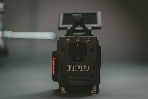 fotografi jarak dekat, hitam, merah, bagian alat plastik, selektif, fotografi fokus, Abu-abu, elektronik, alat, kamera merah, kamera, videografi, kamera video, teknologi, dalam ruangan, tidak ada orang, fokus pada latar depan, komunikasi, merapatkan, teks, keamanan, masih hidup, moda transportasi, angkutan, objek tunggal, perlindungan, koneksi, aksara barat, budaya seni dan hiburan, kontrol, peralatan, 8K, CC0, domain publik, bebas royalti