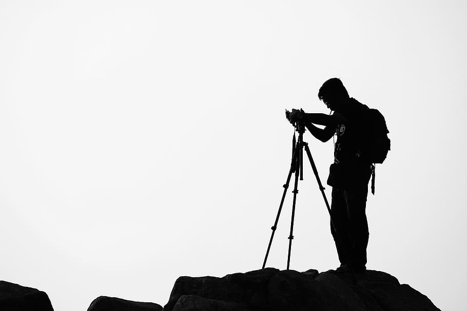 home, persona, ennuvolat, càmera, adult, motxilla, equipament, fotògraf, silueta, trípode, una persona, còpia espai, cel, temes de fotografia, cel clar, naturalesa, rock - object, rock, homes, estils de vida, sòlid, activitat, de peu, càmera - equip fotogràfic, equip fotogràfic, longitud completa, ocupació, càmera digital, 2K