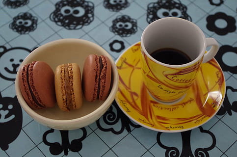 macaroon, kava, pusryčiai, saldumynai, saldus, pertrauka, Maistas ir gėrimai, maisto, puodelis, gerti, šviežumas, kavos puodelis, gaivinimas, saldus maistas, kavos gėrimas, malonumas, lentelė, natiurmortas, aukšto kampo vaizdas, patalpose, indai, nėra žmonių, karštas gėrimas, pagunda, lėkštė, užkandis, arbatos puodelis, 4K, CC0, Viešasis domenas, nemokamai