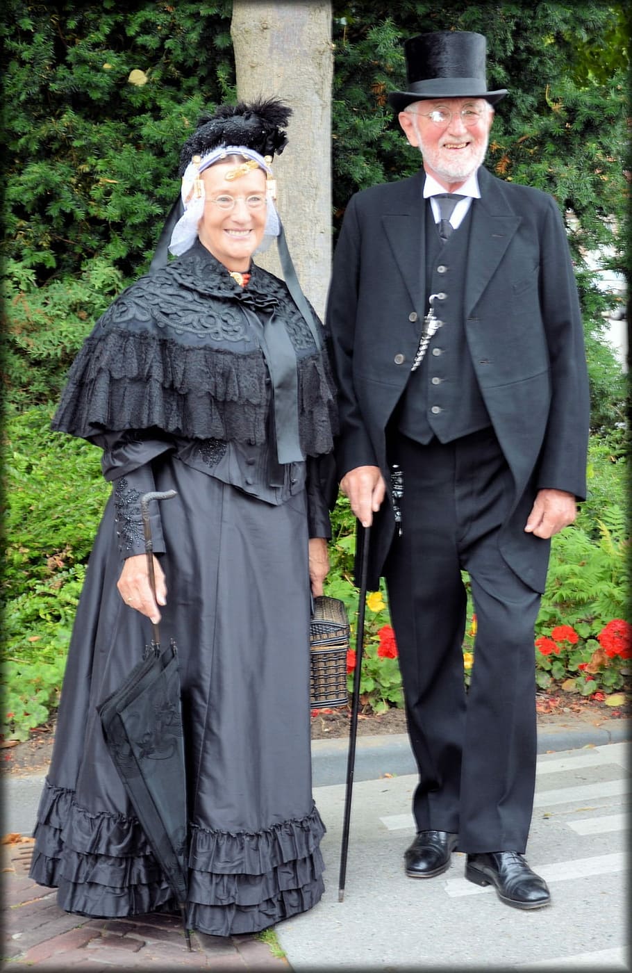 persones, grup, grups, gent, grup, activitats, turista, tradició, mercat, disfresses, folklore, Països Baixos, Holanda, schagen, Frisia occidental, volendam, marken, dues persones, adult, només adults, longitud completa, mirant la càmera, de peu, vista frontal, retrat, dia, roba, celebració, adult madur, somrient, homes, vestit, mascles, adult gran, a l'aire lliure, roba formal, homes madurs, parella - relació, 1080P