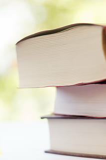 foto ravvicinata, tre, libri, libro, biblioteca, lettura, formazione scolastica, letteratura, apprendimento, pagina, pila, manuale, carta, pubblicazione, saggezza, Università, documento, avvicinamento, nessuno, in casa, concentrarsi sulle conoscenze acquisite, comunicazione, Aperto, natura morta, copia spazio, mezzo di informazione, bloc notes, vuoto, libro con copertina rigida, studiando, 5K, CC0, dominio pubblico, privo di copyright