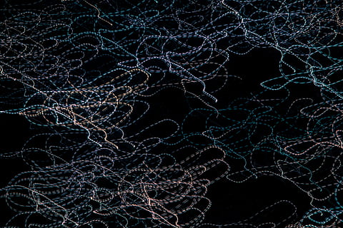 illustrazione astratta multicolore, nero, bianca, digitale, sfondo, luce, buio, turbine, modello, notte, astratto, zoom burst, linea, pittura leggera, lunga esposizione, sfondi, nessuno, fotogramma intero, scienza, complessità, sfondo nero, albero nudo, strutturato, avvicinamento, natura, all'aperto, albero, screpolato, tecnologia, colore nero, fragilità, effetto strutturato, 5K, CC0, dominio pubblico, privo di copyright