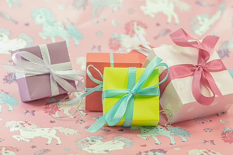 mehrere Geschenkboxen, Paket, Schleife, Geschenk, gemacht, Paketschleife, Weihnachten, Weihnachtsdekoration, geben, Advent, verpackt, Geschenkverpackung, Überraschung, Geschenke, Muttertag, Kindergeburtstag, Geburtstag, Dekoration, Freude, bunt, Farbe, Feier, gebundener Bogen, Band - Nähartikel, Geschenkbox, Geschenkpapier, Band, Bogen, Papier-, Box, Kasten - Behälter, Stillleben, Weihnachtsgeschenk, eingewickelt, drinnen, Urlaub, Nahansicht, keine Leute, Container, Blumenmuster, 4K, CC0, gemeinfrei, lizenzfrei