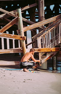 mennesker, mand, fyr, arbejde, bygning, sommerhus, træ, tømmer, en person, træ - materiale, bar overkrop, rigtige mennesker, livsstil, herrer, bygget struktur, fuld længde, dag, arkitektur, bro, fritidsaktivitet, styrke, voksen, ung voksen, natur, udendørs, bro - menneskeskabt struktur, jord, jungle gym, indsats, 4K, CC0, offentligt domæne, royaltyfrie