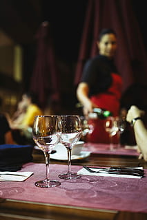 vicino, immagine, vuoto, bicchieri, ristorante, avvicinamento, tavolo, bere, sera, amici, vasellame, cena, bicchiere, festa, vino, bicchiere di vino, cenare, persone, donne, celebrazione, alcool, evento, adulto, notte, eleganza, in casa, persone accessorie, concentrarsi sulle conoscenze acquisite, cibo e bevande, rinfresco, persone reali, attrezzature domestiche, attività commerciale, messa a fuoco selettiva, vetro - materiale, freschezza, una persona, vassoio, 4K, CC0, dominio pubblico, privo di copyright