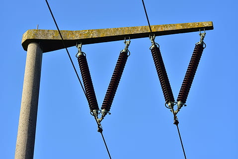 catenaria, attuale, linea elettrica, energia, elettricità, tecnologia, paesaggio, locomotiva elettrica, treno, cielo, cielo sereno, blu, Inquadratura dal basso, nessuno, natura, sospeso, corda, metallo, giorno, all'aperto, architettura, animale, cavo, soleggiato, cavo d'acciaio, struttura costruita, luce del sole, attrezzatura, industria, direttamente sotto, 5K, CC0, dominio pubblico, privo di copyright