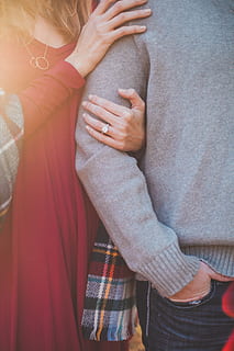 donna, detenzione, spalla, uomo, rosso, abito con scollo a V, braccio dell'uomo, mani, squillare, impegnato, insieme, amore, Sezione centrale, persone reali, donne, abbigliamento casual, stili di vita, in piedi, persone, adulto, mano umana, attività di svago, due persone, solidarieta, mano, parte del corpo umano, giorno, bonding, vista frontale, capi di abbigliamento, coppia - relazione, cura, dito, 2K, CC0, dominio pubblico, privo di copyright