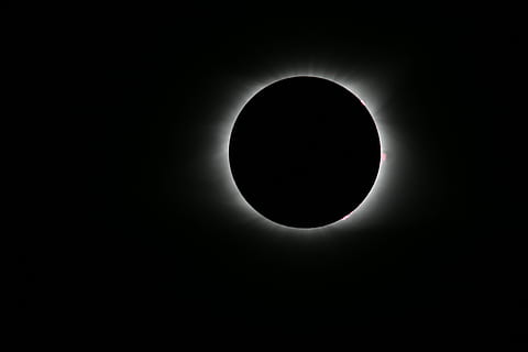 en totalidad!, fotografía de eclipse solar, Eclipse solar, Eclipse total, eclipse, cielo, Dom, Luna, espacio, totalidad, eclipse 2017, eclipse solar total 2017, llamarada, anillo, atmósfera, 21 de agosto de 2017, negro, astronomía, fenomeno natural, belleza en la naturaleza, circulo, forma, naturaleza, forma geometrica, superficie lunar, copia espacio, ciencia, al aire libre, paisajes - naturaleza, luz del sol, luna planetaria, 5K, CC0, dominio público, libre de derechos