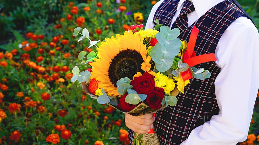 home, celebració, ram de flors de colors variats, lliçons, intel·ligent, estudiant, escola, classes, maco, uniforme, flor, una persona, gent, dia, un sol home, a l'aire lliure, groc, només adults, patró comprovat, adult, planta amb flors, planta, fragilitat, vulnerabilitat, naturalesa, frescor, bellesa a la natura, primer pla, creixement, cap de flor, persones reals, estils de vida, de peu, centrar-se en primer pla, secció mitjana, gira-sol, bouquet, arranjament floral, 5K
