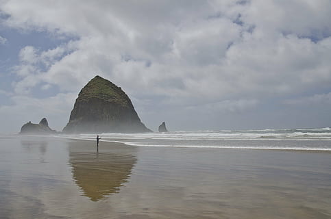 Karosserie, Wasser, braun, Insel, tagsüber, schließen, Foto, Mann, nahe, Strand, Hügel, Berg, Himmel, Wolken, Natur, Meer, Ozean, Küste, Reflexion, keine Leute, wolke - himmel, Schönheit in der Natur, szenen, draußen, Land, Szenen - Natur, Ruhe, ruhige Szene, Bewegung, Tag, Welle, idyllisch, Rock, Ufergegend, Horizont über Wasser, Gestein stapeln, 4K, CC0, gemeinfrei, lizenzfrei
