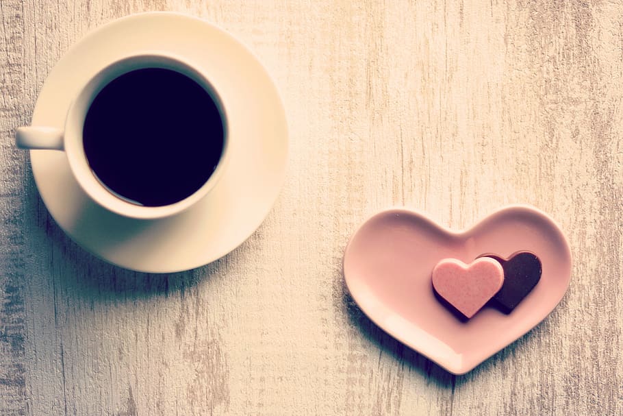 negre, líquid, emplenat, blanc, ceràmica, tassa de te, plat, forma de cor, placa, escolta, forma, placa de ceràmica, amor, forma del cor, tassa, romanç, material de fusta, dia de Sant Valentí: vacances, cafè - beguda, taula, beure, al matí, fons, esmorzar, marró, menjar, cafeïna, menjar i beguda, tassa de cafè, emoció positiva, cafè, emoció, refresc, cap gent, frescor, a l'interior, menjar dolç, natura morta, missatge, temptació, gra de fusta, 1080P