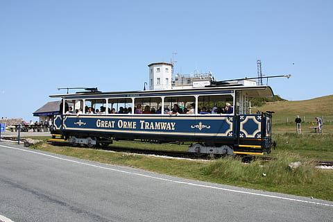 vecchio tram, Galles, tram, grande orme, turista, mezzi di trasporto, modo di trasporto, cielo, strada, giorno, trasporto pubblico, movimento, viaggio, natura, cielo sereno, veicolo terrestre, architettura, cartello, città, blu, in movimento, autobus, comunicazione, esterno dell'edificio, trasporto ferroviario, all'aperto, 4K, CC0, dominio pubblico, privo di copyright