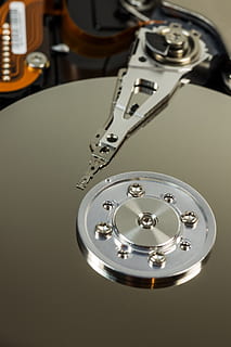 hårddisk, hdd, hårdvara, dator, disk, makro, datalagring, teknologi, läsa huvuden, inre arbeten, komponent, chip, Det, magnetiska huvuden, sata, styrelse, digital, databehandling, moderkort, skrivhuvuden, magnetisk datalagring, data, Skära ut, nål, edp, detalj, minneskrets, inomhus, närbild, inget folk, fokusera på förgrunden, musik, högvinkelvy, metall, gitarr, förbindelse, Utrustning, tabell, musik instrument, konstkultur och underhållning, reflexion, enda objekt, studio skott, sträng, kommunikation, silverfärgad, 2K, CC0, offentligt domän, royaltyfria