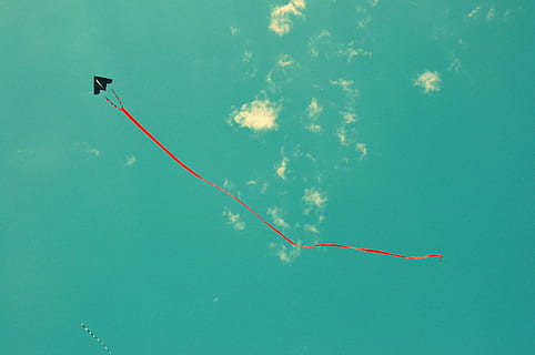aquilone, coda rossa, volo, alto, cielo, rosso, coda, acqua, piscina, giorno, subacqueo, nessuno, all'aperto, natura, blu, nuvola - cielo, Inquadratura dal basso, volante, lungomare, aquilone - giocattolo, movimento, bellezza nella natura, sport, mezz'aria, mare, scia di vapore, luce del sole, color turchese, 2K, CC0, dominio pubblico, privo di copyright