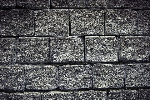 muro de concreto gris, pared, ladrillos, piedra, barrera, blanco, negro, Indonesia, alivio, antecedentes, modelo, ladrillo, material de piedra, texturizado, pared - característica de la construcción, de color negro, material, resumen, arquitectura, pared de ladrillo, estructura construida, nadie, fotograma completo, forma, día, Pared de piedra, sendero, diseño, sólido, repetición, al aire libre, áspero, adoquín, gris, hormigón, 2K, CC0, dominio público, libre de derechos