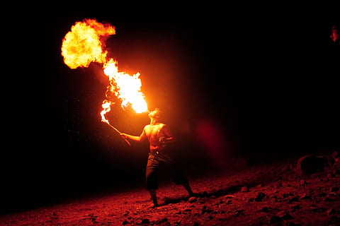 persona que juga al foc, respirant foc, consumidor de foc, foc, art, nit, flama, negre, vermell, llum, calenta, energia, cremar, calor, perill, fosc, poder, diable, explosió, calor - temperatura, cremant, una persona, rendiment, longitud completa, comunicació, foc - fenomen natural, senyal d'advertència, signe, moviment, de peu, adult, risc, cultura i entreteniment artístic, celebració, naturalesa, habilitat, fons negre, braços aixecats, 5K, CC0, domini públic, lliure de regalies