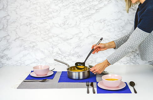 kvinde, der serverer suppe, kvinde, blå, grå, sweater, hælde, suppe, lyserød, skåle, gryde, hvid, bord, minimal, marmor mønster, aftensmad, mad styling, køkkenredskaber, mad og drikke, drikke, forfriskning, bedrift, krus, kop, ske, mad, en person, spise redskaber, indendørs, voksen, kaffekop, måltid, tepotte, kaffe - drikke, husholdningsudstyr, te kop, porcelæn, varm drikke, morgenmad, hånd, 4K, CC0, offentligt domæne, royaltyfrie