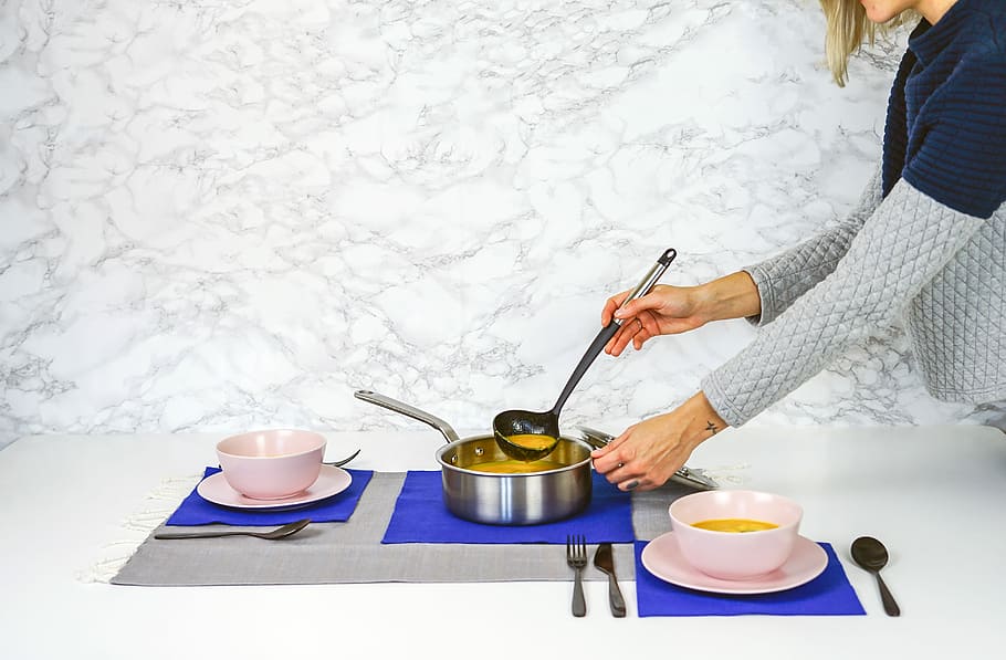 kvinde, der serverer suppe, kvinde, blå, grå, sweater, hælde, suppe, lyserød, skåle, gryde, hvid, bord, minimal, marmor mønster, aftensmad, mad styling, køkkenredskaber, mad og drikke, drikke, forfriskning, bedrift, krus, kop, ske, mad, en person, spise redskaber, indendørs, voksen, kaffekop, måltid, tepotte, kaffe - drikke, husholdningsudstyr, te kop, porcelæn, varm drikke, morgenmad, hånd, 4K