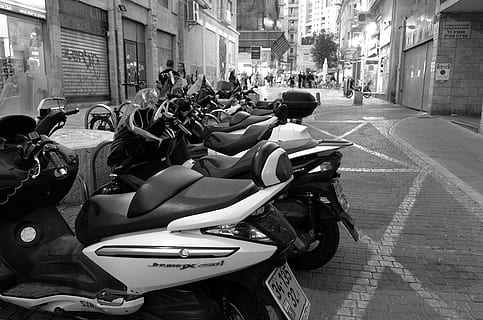 Gerusalemme, strada, vivere, modo di trasporto, mezzi di trasporto, città, architettura, veicolo terrestre, esterno dell'edificio, persone reali, struttura costruita, scooter, donne, gruppo di persone, stili di vita, adulto, persone, motociclo, veicolo a motore, vita di città, viaggio, equitazione, all'aperto, casco protettivo, 4K, CC0, dominio pubblico, privo di copyright