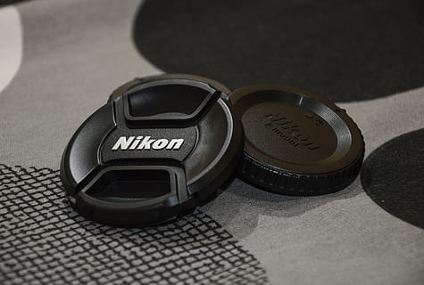nikon, kop, doelstelling, reflex camera, foto, camera, detailopname, tekst, binnenshuis, technologie, communicatie, geen mensen, hoge hoekmening, stilleven, westers schrift, metaal, drinken, focus op de voorgrond, tafel, fotografische apparatuur, evenement, muziek-, dag, fotografie thema's, verfrissing, zilverkleurig, persoonlijk accessoire, 5K, CC0, publiek domein, royaltyvrij