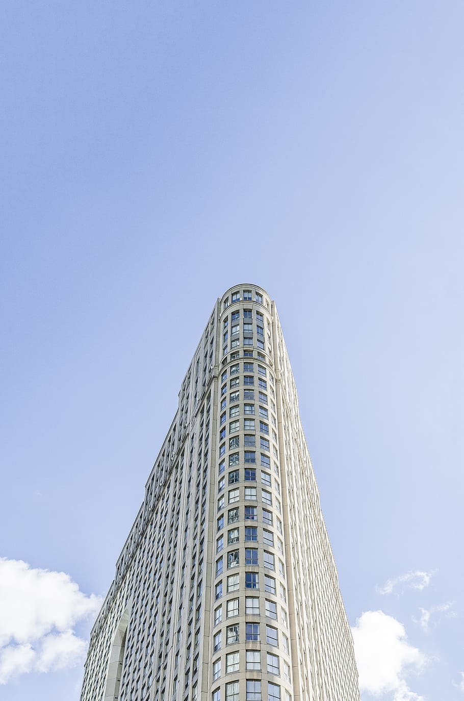 cel, núvols, edifici, arquitectura, cel blau, centre de la ciutat, toronto, estructura construïda, vista d’angle baix, exterior de l'edifici, ciutat, exterior d’edifici d’oficines, gratacels, alta - alta, dia, modern, naturalesa, torre, còpia espai, blau, cap gent, oficina, a l'aire lliure, llum solar, apartament, 5K