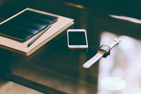 iphone, 6s, accessoires, app, Pomme, cellule, la communication, connecté, conception, dispositif, numérique, électronique, équipement, La technologie, Technologie sans fil, lien, téléphone intelligent, téléphone portable, dispositif d'information portable, portabilité, table, personne, à l'intérieur, se concentrer sur le premier plan, mise au point sélective, écran, nature morte, fermer, vue grand angle, équipement de télécommunication, l'Internet, 4K, CC0, domaine public, libre de droits