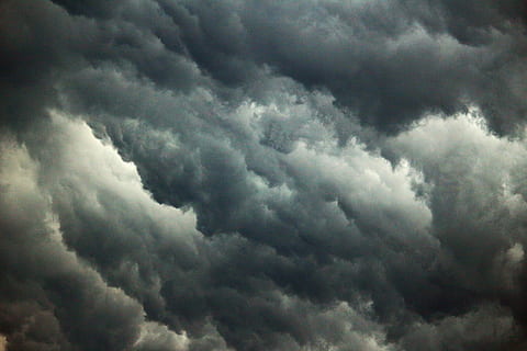 skyer, framover, tordenvær, himmel, storm, humør, mystiske, vær stemning, mørk himmel, dystert, dramatisk, stormskyene, vær, bakgrunn, stormsky, regn, sky - himmel, skjønnhet i naturen, naturskjønnhet - natur, ingen folk, dramatisk himmel, lav vinkel visning, clouds, natur, overskyet, full ramme, utendørs, dag, ro, våt, meteorologi, kraft i naturen, illevarslende, 5K, CC0, offentlig domene, opphavsrett gratis