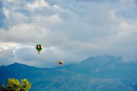 izpētīt, gaiss, divi, dažādas krāsas, karsts, gaisa baloni, mākonis, kalns, akmens, klints, gaisa balons, balons, debesis, vidus gaisā, piedzīvojums, lidošana, gaisa transportlīdzekli, mākonis - debesis, transportēšana, daudzkrāsains, skatuves - daba, vidi, raksturs, brīvība, ceļot, dienā, skaistums dabā, ainavu, izpletnis, balonēšanas festivāls, ārā, kalnu virsotne, 5K, CC0, publiskais domēns, bez atlīdzības