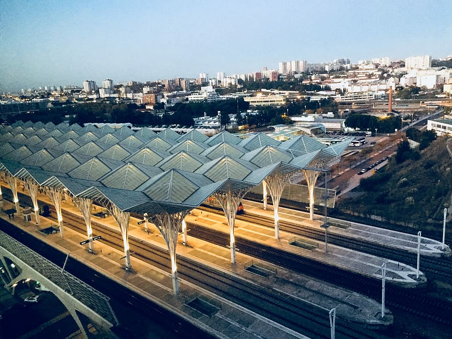 Jernbanestation, morgen, Foto, grå, hvid, togstation, gylden, time, station, tog, jernbane, platform, tag, arkitektur, bygget struktur, by, bygning udvendig, høj vinkel visning, ingen mennesker, natur, stadion, bygning, bybilledet, udendørs, dag, transportmidler, himmel, sport, transportform, rejsemål, byliv, 1080P