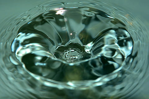 macrofotografia, spruzzo, acqua, far cadere, vortice, onde, avvicinamento, increspato, movimento, nessuno, natura, purezza, rinfresco, attrezzature domestiche, in casa, fotogramma intero, riflessione, sfondi, bolla, forma geometrica, modello, vista dall'alto, forma, concentrico, bicchiere, 2K, CC0, dominio pubblico, privo di copyright