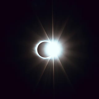 Eclipse solar, Eclipse lunar, Dom, Luna, eclipse, ligero, oscuro, noche, astrofotografia, el gran eclipse solar americano, iluminado, cielo, brillante, nadie, luz - fenómeno natural, equipo de iluminación, destacar, destello de lente, naturaleza, fenomeno natural, ciencia, astronomía, vista de ángulo bajo, luminosidad, 2K, CC0, dominio público, libre de derechos