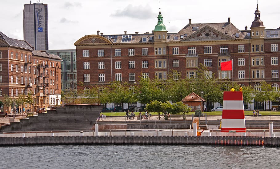 port, bany, vermell, bandera, cases, ciutat, Copenhaguen, Dinamarca, zona de natació, oceà, mar, relaxació, arquitectura, exterior de l'edifici, estructura construïda, edifici, aigua, naturalesa, torre, cel, destinacions de viatge, història, dia, el passat, davant del mar, cap gent, casa, viatjar, canal, govern, fletxa, 4K