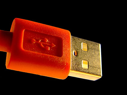 cerrar, rojo, cable USB, enchufe usb, USB, cable, computadora, conexión, enchufe, accesorios de computador, conectar, cable de datos, transferencia de datos, ordenador personal, procesamiento de datos, Puerto USB, tecnología, fondo negro, foto de estudio, la seguridad, de cerca, enchufe de conexión de red, electricidad, industria, fuente de alimentación, parte de la computadora, equipo de computadora, adentro, equipo eléctrico, Red de computadoras, nadie, metal, lingote, UPC, 1080P, CC0, dominio público, libre de derechos
