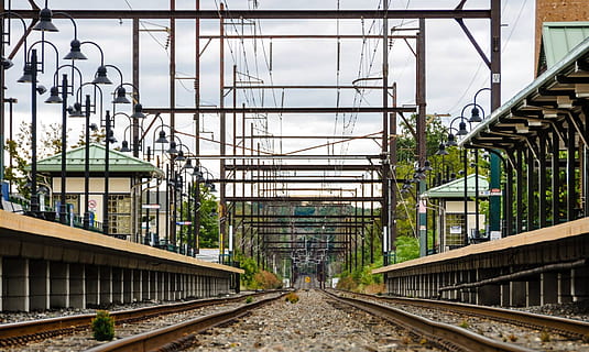 tog, togspor, perspektiv, togstation, station, jernbane, spore, jernbanespor, jernbanetransport, arkitektur, bygget struktur, metal, transportmidler, dag, natur, forbindelse, ingen mennesker, udendørs, retning, plante, vejen frem, bro, drivhus, bro - menneskeskabt struktur, vækst, himmel, 1080P, CC0, offentligt domæne, royaltyfrie