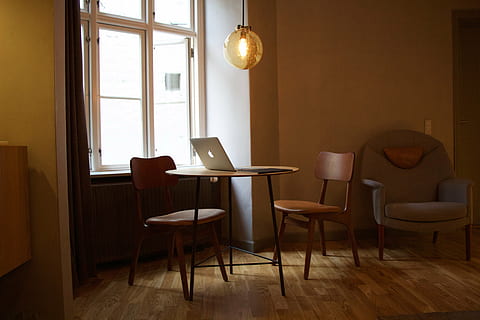 macbook d'argento, superiore, Marrone, tavolo, finestra, sedia, il computer portatile, computer, mobilia, camera, posto di lavoro, contemporaneo, tavolo da pranzo, in casa, porta, scrivania, nessuno, vecchio stile, stanza domestica, giorno, posto a sedere, attrezzatura per l'illuminazione, interno di casa, lampada elettrica, assenza, pavimentazione, illuminato, pavimento in legno, legna, soggiorno, attività commerciale, 5K, CC0, dominio pubblico, privo di copyright